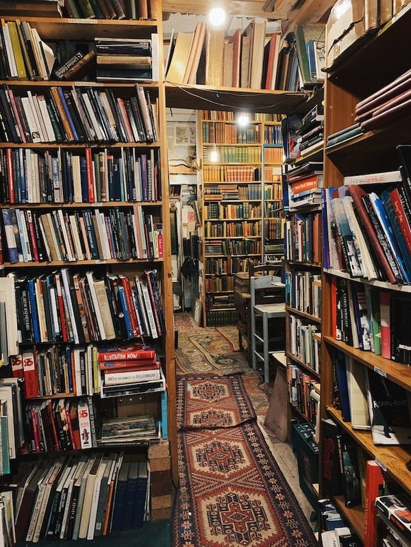 Quels avantages peut tirer une petite librairie locale de l'utilisation du commerce électronique ?